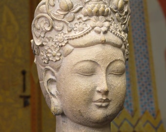 Tête de Bouddha de Bali en poudre de marbre avec résine. 31cm.