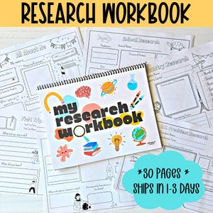 Puede incluir: Un cuaderno de investigación con encuadernación en espiral y portada blanca con ilustraciones coloridas de un planeta, cerebro, vaso de precipitados, crayones, lupa, libros, bombilla y globo terráqueo. El texto dice My Research Workbook. Se ven varias páginas.