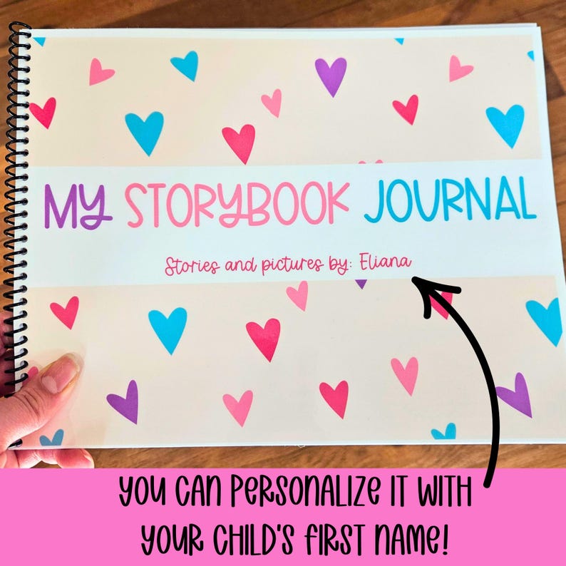 Może przedstawiać: R&oacute;żowy i biały dziennik z wzorem serc i tekstem "MY STORYBOOK JOURNAL" oraz "Stories and pictures by: Eliana".