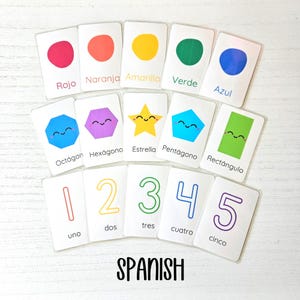 Może przedstawiać: Flashcards z kolorowymi kształtami i liczbami w języku hiszpańskim. Kształty obejmują koło, gwiazdę, ośmiokąt, sześciokąt, pięciokąt i prostokąt. Liczby to 1, 2, 3, 4 i 5. Słowa dla każdego kształtu i liczby są napisane pod obrazkiem.