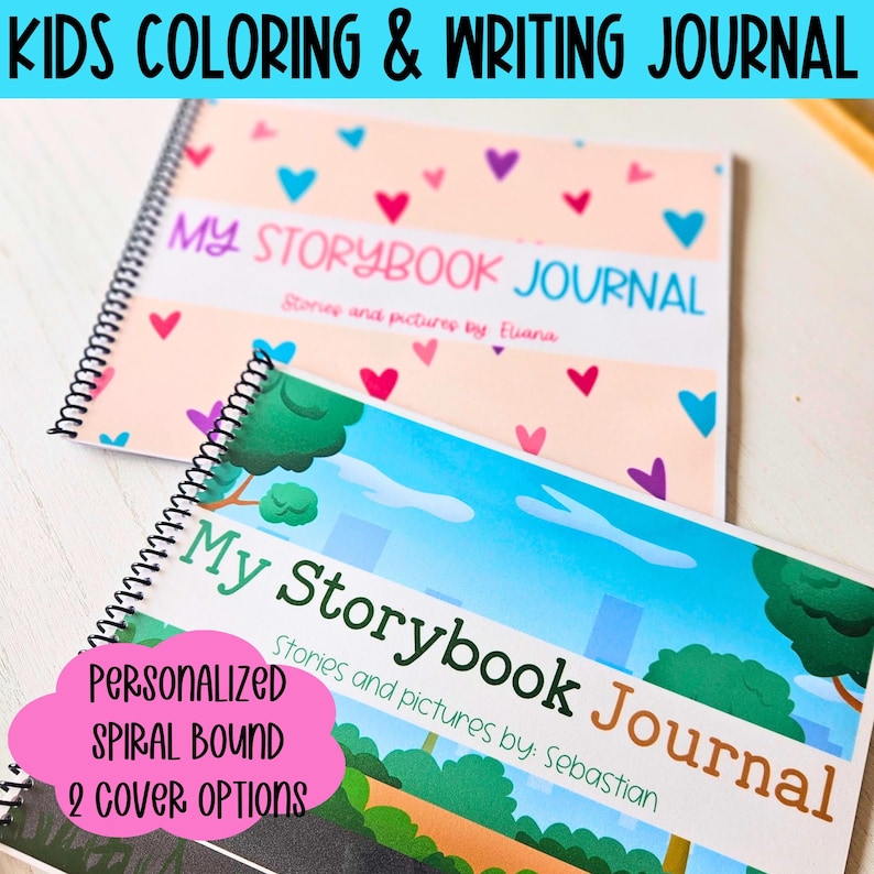 Może przedstawiać: Dwa zeszyty spiralne z kolorowymi okładkami. G&oacute;rny zeszyt ma r&oacute;żową okładkę z sercami i tekstem "My Storybook Journal" z imieniem "Eliana". Dolny zeszyt ma niebieskie niebo, zielone drzewa i budynki z tekstem "My Storybook Journal" z imieniem "Sebastian". Oba zeszyty mają tekst "Personalized Spiral Bound 2 Cover Options".