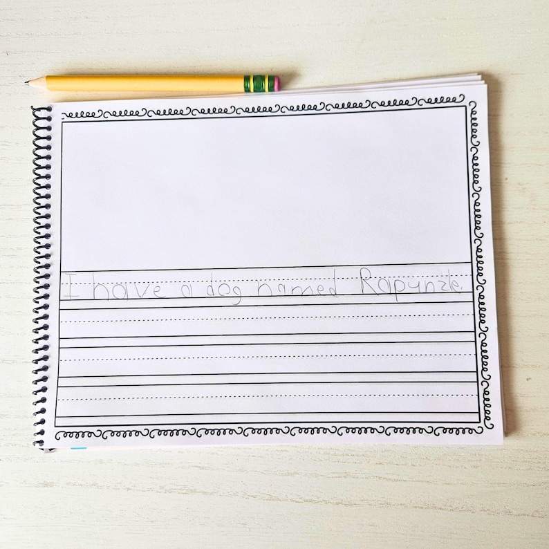 Może przedstawiać: Biały notes ze spiralnym czarnym oprawieniem i czarną ramką. Notes ma liniowane strony, a na pierwszej stronie widnieje tekst "I have a dog named Rapunzel."