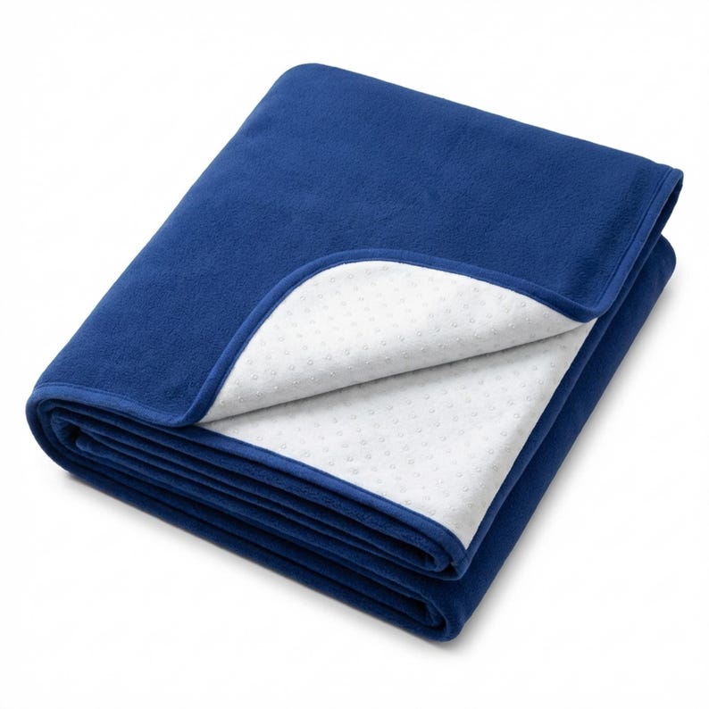 GRIPME waterproof blanket cross-section showing layers 100x70cm, polar fleece top, waterproof membrane, silicone grip-dot base, thin fast drying design for travel and home