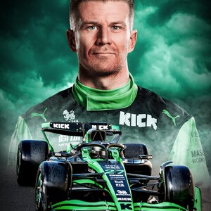 Peut inclure: Une voiture de course verte et noire avec le texte "KICK" sur le côté. La voiture est conduite par Nico Hulkenberg.