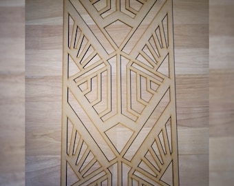 Könnte beinhalten: Ein Wanddekor-Panel aus Holz mit einem geometrischen Design, das ein sich wiederholendes Muster aus Linien und Formen aufweist. Das Panel ist aus hellbraunem Holz gefertigt und hat eine natürliche Oberfläche.
