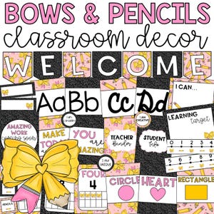 Könnte beinhalten: Klassenzimmer-Dekor-Set mit rosa und gelben Schleifen und Bleistiften. Enthält ein "WELCOME" Banner, Buchstaben, Zahlenkarten und Formen. Das Set hat einen schwarzen Glitzerhintergrund und verschiedene dekorative Elemente.