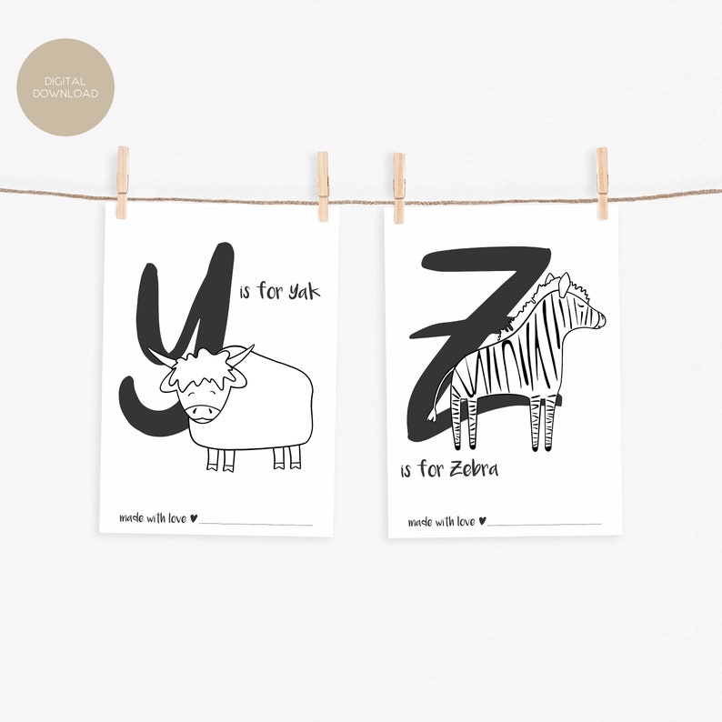 K&ouml;nnte beinhalten: Zwei schwarz-wei&szlig;e druckbare Alphabet-Flashcards. Die erste Karte zeigt den Buchstaben Y mit einem Yak und den Text "Y is for yak". Die zweite Karte zeigt den Buchstaben Z mit einem Zebra und den Text "Z is for zebra". Beide Karten haben den Text "made with love" unten.