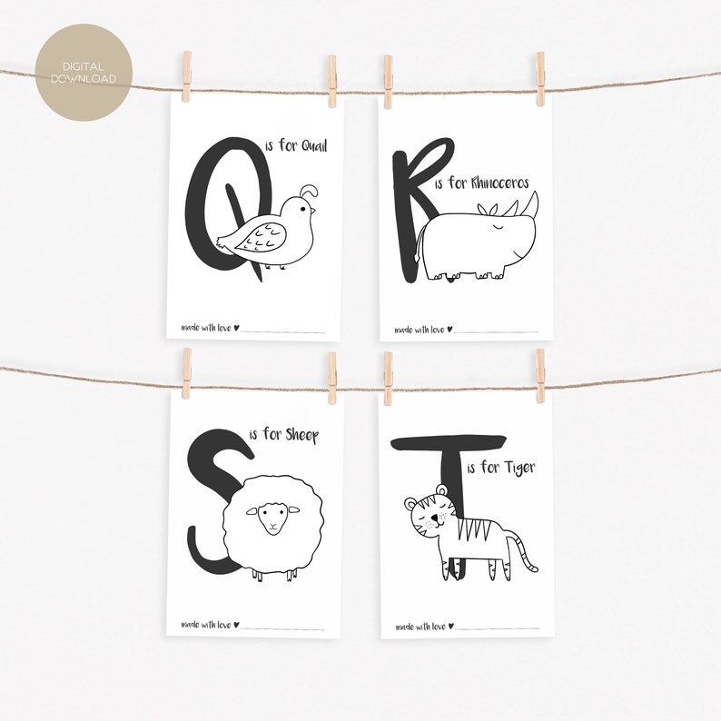 K&ouml;nnte beinhalten: Vier schwarz-wei&szlig;e druckbare Alphabet-Flashcards mit Illustrationen von einer Wachtel, einem Nashorn, einem Schaf und einem Tiger. Jede Karte zeigt einen Buchstaben und den Satz "is for" gefolgt vom Namen des Tieres. Der Text "made with love" erscheint am unteren Rand jeder Karte.