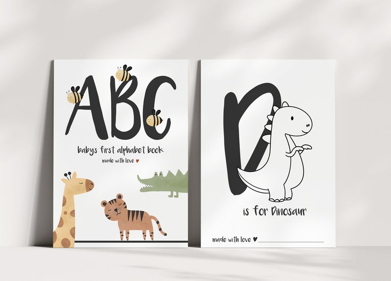 K&ouml;nnte beinhalten: Zwei druckbare Alphabetkarten f&uuml;r Kinder. Die erste Karte zeigt die Buchstaben ABC in Schwarz mit Bienen und Tieren. Die zweite Karte zeigt den Buchstaben D in Schwarz mit einem Dinosaurier und dem Text "D is for Dinosaur". Beide Karten tragen den Text "Baby's first alphabet book made with love".