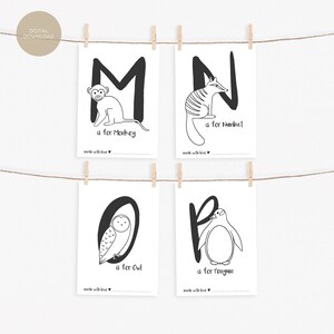K&ouml;nnte beinhalten: Vier druckbare Alphabetkarten mit Schwarzwei&szlig;illustrationen von Tieren. Die Buchstaben sind M, N, O und P. Jede Karte hat den Buchstaben, das Tier und den Satz "ist f&uuml;r" gefolgt vom Namen des Tieres. Die Karten enthalten auch den Satz "mit Liebe gemacht".