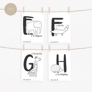 K&ouml;nnte beinhalten: Vier schwarz-wei&szlig;e druckbare Alphabetkarten mit Illustrationen eines Elefanten, eines Fuchses, einer Giraffe und eines Igels. Jede Karte zeigt einen Buchstaben und den Satz "is for" gefolgt vom Namen des Tieres.
