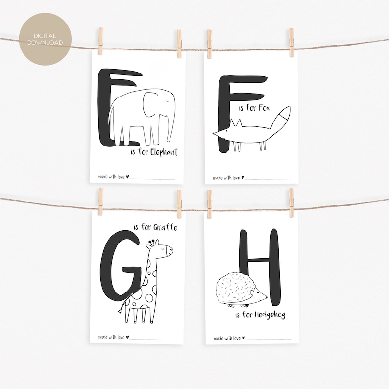 K&ouml;nnte beinhalten: Vier schwarz-wei&szlig;e druckbare Alphabetkarten mit Illustrationen eines Elefanten, eines Fuchses, einer Giraffe und eines Igels. Jede Karte zeigt einen Buchstaben und den Satz "is for" gefolgt vom Namen des Tieres.