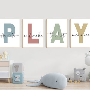 PLAY / Habitación infantil, sala de juegos / Letras / Póster / Diviértete y crea algunos recuerdos / Set de 4 / Pastel / Colorido / Descarga digital