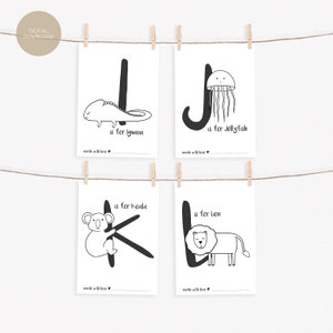 K&ouml;nnte beinhalten: Vier schwarz-wei&szlig;e druckbare Karteikarten mit den Buchstaben I, J, K und L mit den entsprechenden Tieren und dem Satz "is for" gefolgt vom Tiernamen. Der Satz "made with love" erscheint am unteren Rand jeder Karte.