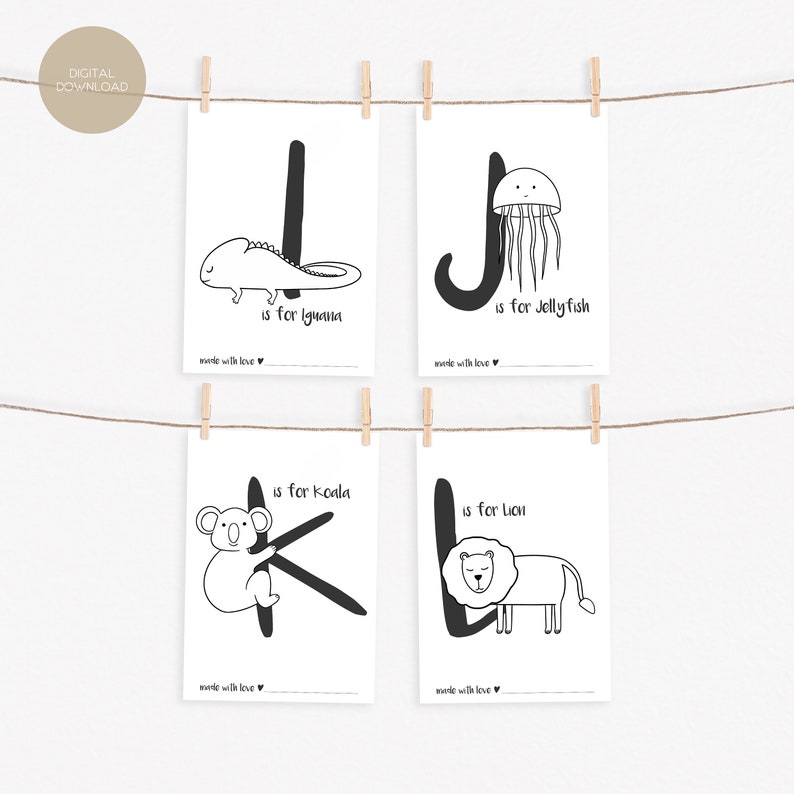 K&ouml;nnte beinhalten: Vier schwarz-wei&szlig;e druckbare Karteikarten mit den Buchstaben I, J, K und L mit den entsprechenden Tieren und dem Satz "is for" gefolgt vom Tiernamen. Der Satz "made with love" erscheint am unteren Rand jeder Karte.