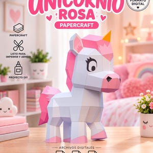 Puede incluir: Una figura de unicornio de papel low-poly en tonos azul claro y rosa con un cuerno amarillo. La imagen incluye el texto: Pattern & Template, UNICORNIO ROSA, PAPERCRAFT, FORMATO DIGITAL, LISTO PARA IMPRIMIR Y ARMAR, PROYECTO DIY, ARCHIVOS DIGITALES, PDF, DXF, SVG.
