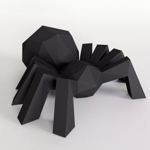 Puede incluir: Una escultura de araña de origami negra con un diseño geométrico. La araña tiene ocho patas y un cuerpo grande y redondo.
