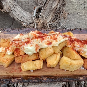 Przepis na patatas bravas do pobrania i wydrukowania w języku angielskim, na każdą okazję, z łatwymi do wykonania instrukcjami i szybkim hiszpańskim menu tapas