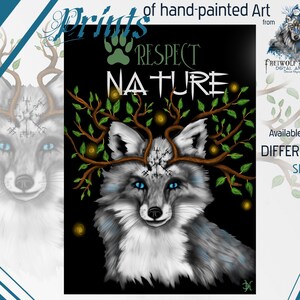 Op de afbeelding: Digitale kunstprint met een gestileerde vos met blauwe ogen en een kroon van takken en bladeren. De tekst "Respect Nature" staat erboven. Kunstwerk van FreiWolf Design, verkrijgbaar in verschillende maten.