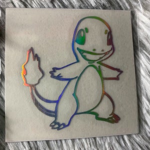 Puede incluir: Una pegatina holográfica de un personaje de dibujos animados verde con cola. El personaje está de pie con los brazos extendidos y tiene una amplia sonrisa.