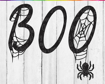 Może przedstawiać: Czarno-biały projekt cyfrowy słowa "BOO" z pajęczyną i pająkiem. Projekt idealnie nadaje się do halloweenowych prac ręcznych i projektów.