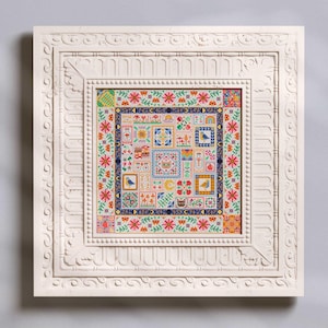 Peut inclure: Un échantillon de point de croix carré présentant une grille de motifs brodés colorés incluant des oiseaux, des fleurs, un chat et des formes géométriques, encadré dans un large cadre blanc cassé, orné et texturé avec des reliefs.