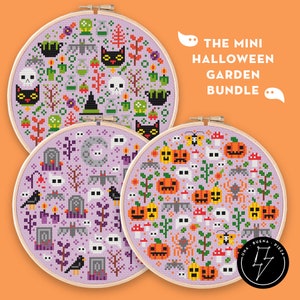 Puede incluir: Tres aros de bordado con tela morada y diseños de punto de cruz coloridos. Los diseños incluyen un cementerio de Halloween, un huerto de calabazas y un bosque espeluznante. El texto "THE MINI HALLOWEEN GARDEN BUNDLE" se muestra arriba de los aros.