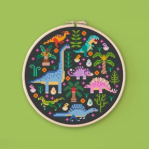 Jungle dinosaurussen kruissteekpatroon, dinosaurus kinderdecor kruissteek pdf, schattige dieren kruissteek, Jurassic Nature kruissteekkaart
