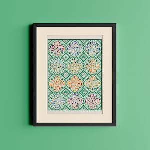 Op de afbeelding: Een ingelijste print van een kleurrijk geometrisch patroon met een groene achtergrond. Het patroon bestaat uit herhalende vormen die lijken op klavertjesvier. De print bevat de nummers "20" en "25" in het midden.