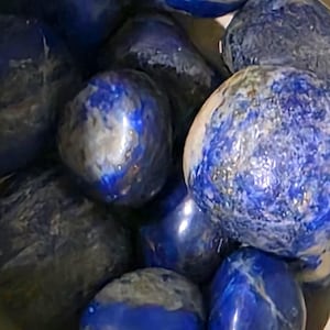 Polished Lapis Lazuli Stone: Deep Blue Crystal with Gold Pyrite zdjęcie 3