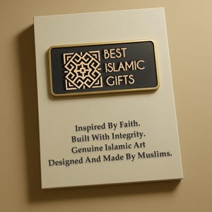 Pu&ograve; includere: Targa rettangolare con la scritta "BEST ISLAMIC GIFTS" in lettere dorate su sfondo nero, incorniciata in oro. Sotto, il testo recita "Inspired By Faith. Built With Integrity. Genuine Islamic Art. Designed And Made By Muslims."