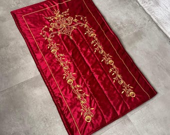 Weinroter Islamischer Gebetsteppich aus Samt mit Goldstickerei, Muslimischer Gebetsteppich, Islamisches Wohndekor, Weicher Samt Janamaz, Ramadan Geschenk, Sejadah
