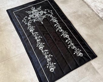Schwarzer Samt Islamischer Gebetsteppich mit Silber Stickerei, Muslimischer Gebetsteppich, Islamisches Wohndekor, Weicher Samt Janamaz, Ramadan Geschenk, Sejadah