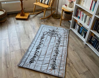 Grauer Islamischer Gebetsteppich aus Samt mit Schwarzer Stickerei, Muslimischer Gebetsteppich, Islamisches Wohndekor, Weicher Samt Janamaz, Eid Ramadan Geschenk,Sejadah