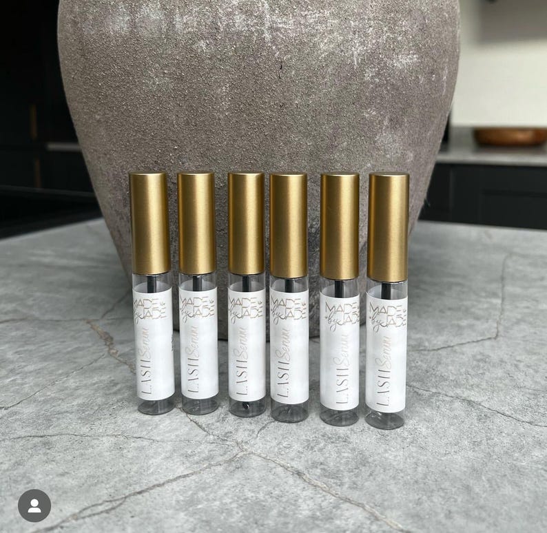 以下が含まれることがあります： 白いラベルに「LISHI Serum」と「MADE IN JADE」と書かれた、金色のボトルが6本あります。