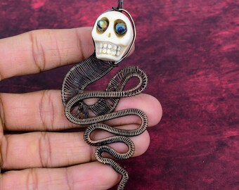 Hanger met howlietschedel, met koperdraad omwikkelde sieraden, ogen van titaniumkralen