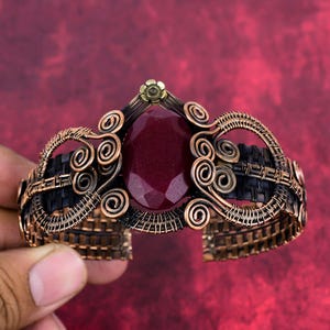 Handgemaakte robijnkoperen armband uit Kashmir: met draad omwikkelde verstelbare manchet