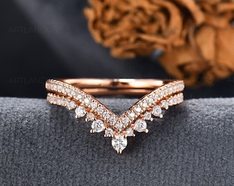 Unique Rose Gold Diamond Curved Wedding Band 2pcs Moissanite Chevron Stacking Ring Half Eternity Matching Band Personalized Ring Dainty Ring