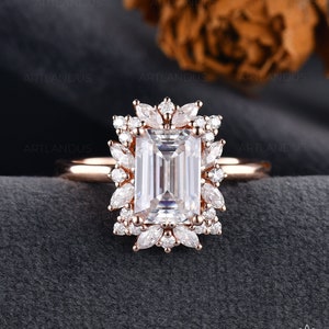 Rose Gold Emerald Cut Moissanite Verlobungsring Einzigartige Art Deco Marquise Cut Diamant Halo Ring Zierliche Zarte Vintage Style Brautring