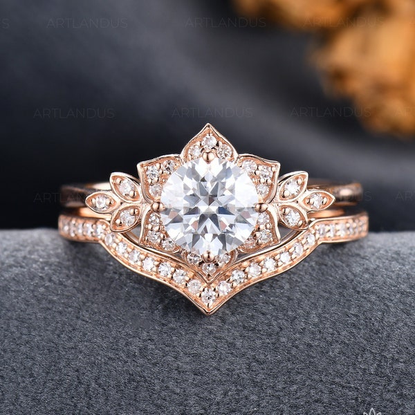 Art Deco Flower Moissanite Engagement Ring Set Antique 2pcs Floral Diamond Halo Bridal Set Vine Leaf Style 1ct Promise Gift For Her Chevron