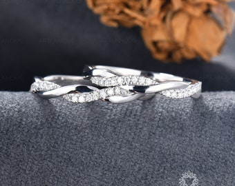 Fede nuziale Infinity con diamanti, anello nuziale con torsione unica, anello a grappolo Half Eternity, regalo di promessa per lei, anello impilabile in oro bianco con moissanite