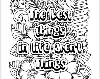 Pode incluir: Uma página de colorir em preto e branco com o texto The best things in life aren't Things. As letras estão rodeadas por ilustrações de linhas intrincadas de várias flores, folhas grandes e padrões botânicos em espiral por todo o design.