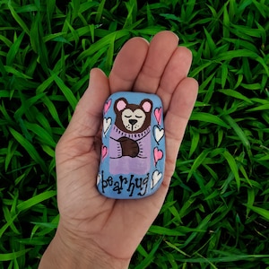 Câlin d'ours, rocher de plage peint, message de gentillesse inspirant, pierre de rivière, presse-papiers, alternative aux cartes de voeux