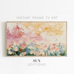 Op de afbeelding: Abstract schilderij in een textuurrijke, impasto-stijl. Het schilderij toont een veld met bloemen in tinten roze, geel, blauw en groen. De achtergrond is een zacht geel met roze tinten. Het schilderij is ingelijst in een licht houten lijst.