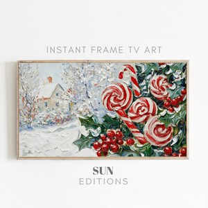 Op de afbeelding: Een schilderij van een winterscène met een huis op de achtergrond en een close-up van rode en witte snoepstokken en hulstbesjes op de voorgrond.