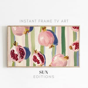 Può includere: Un dipinto di melograni rosa su uno sfondo a strisce. I melograni sono dipinti in uno stile sciolto e impressionistico, con pennellate visibili. Lo sfondo è un mix di strisce verdi, rosa e bianche.