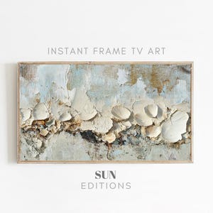 Pode incluir: Pintura abstrata com um efeito texturizado e em camadas em tons de branco, azul e marrom. A pintura apresenta uma série de formas em relevo em forma de concha.