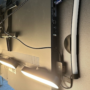 Philips Hue Play Light Bar TV mount for adhesive mounting. Includes cleaning cloth and screw – attach and enjoy perfect light!