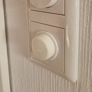 Philips Hue Smart Button socket adapter. Unobtrusive insert for type F sockets. Simple integration into existing switch series!