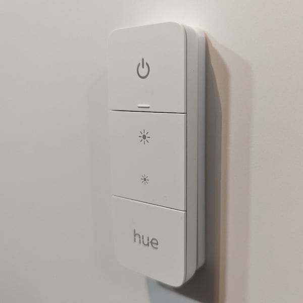 Unsichtbare Halterung für den Philips Hue Dimmer Switch v2. Magnetische Halterung des Dimmers, Befestigung mittels NanoTape.